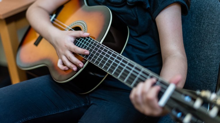 Dziewczynka grająca na gitarze